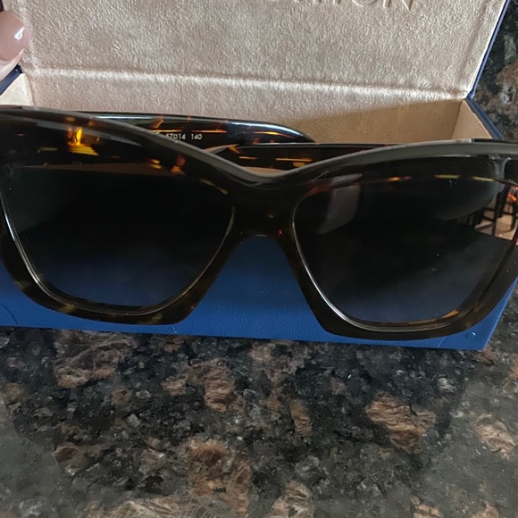 Louis Vuitton  Manhattan Dark Tortoise sunglasses main image 11